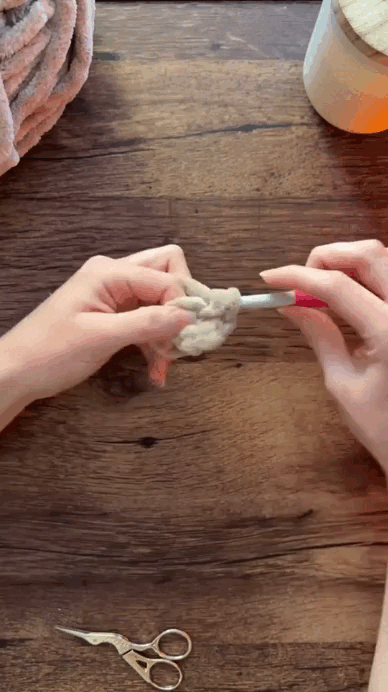 Vídeo-aula prática ensinando pontos de amigurumi em crochê