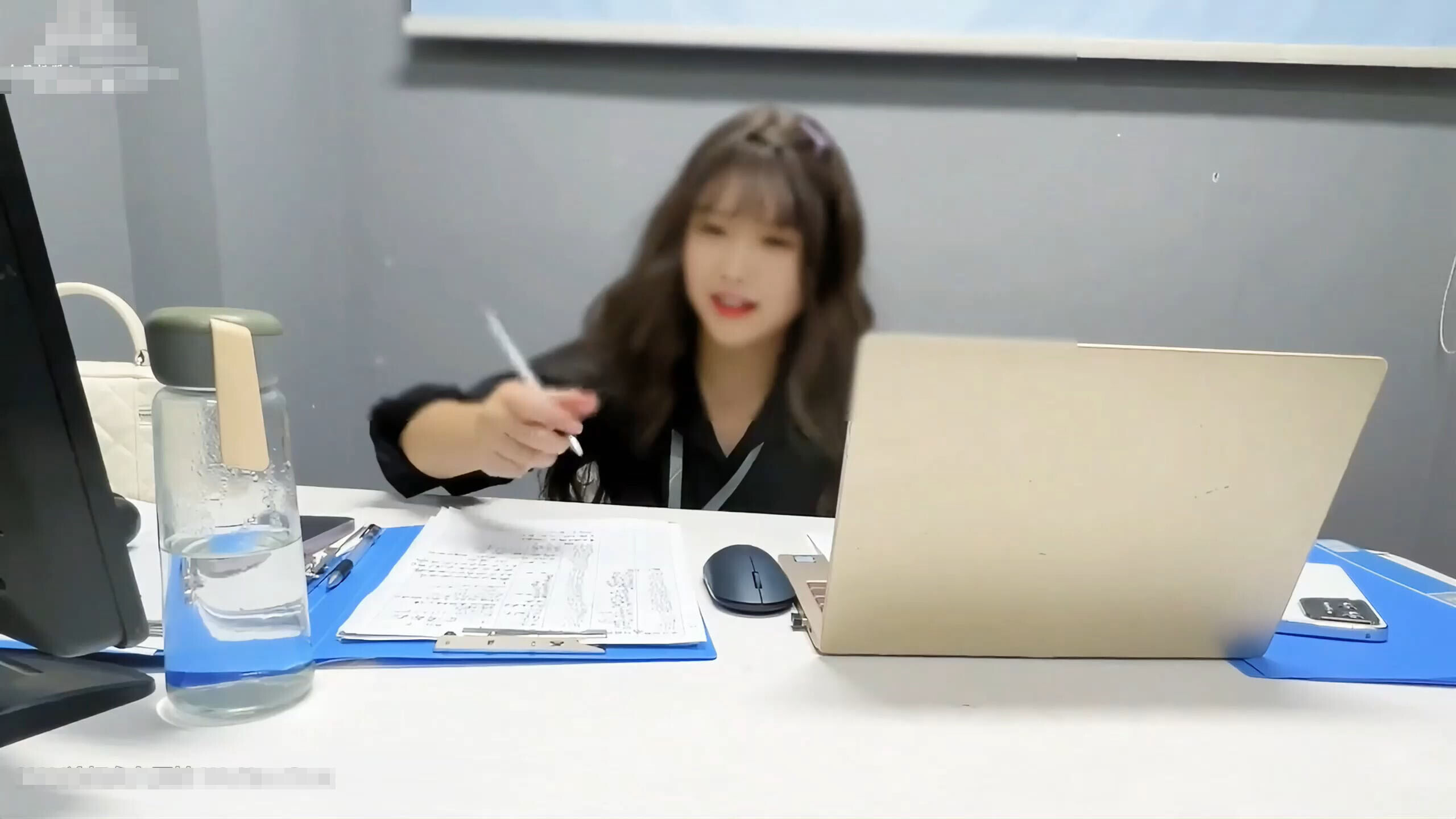 【短片x20】辦公室新娘狂草秀禾服舅媽～噴尿給外甥喝